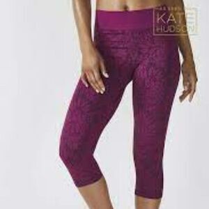 FABLETICS SEAMLESS PRINTED CAPRI LEGGING FUSCHIA WITH FLORAL COMPRESSION SIZE M?